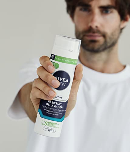 NIVEA MEN Sensitive Rasiergel (200 ml), Rasiergel mit Kamille, Hamamelis und Vitamin E für eine sanfte Rasur, schützendes Rasiergel für Männer gegen Hautirritationen