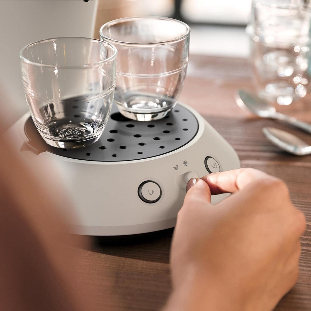 PHILIPS Senseo Original Plus Kaffeepadmaschine – Coffee Boost Technologie, Kaffeestärkewahl, 0,7 L Wassertank, Direktstart- und Abschaltfunktion, Zwei-Tassen-Funktion, Sanfte Crema (CSA210/10)