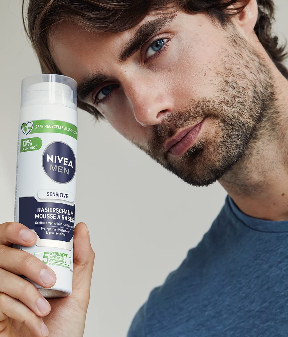 NIVEA MEN Sensitive Rasierschaum (200 ml), Rasierschaum mit Kamille und Vitamin E für eine sanfte Rasur, schützender Rasierschaum für Männer gegen Hautirritationen