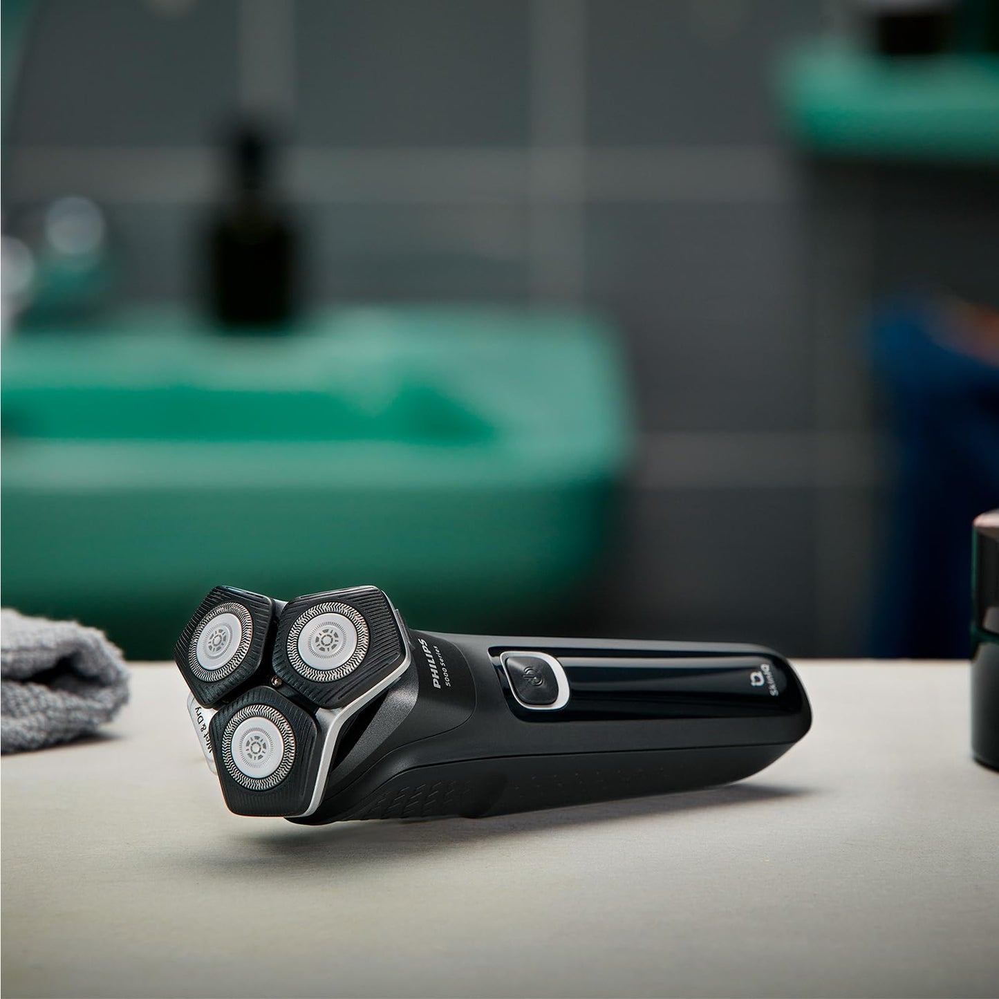 Philips Shaver Series 5000 – Elektrischer Nass- und Trockenrasierer für Herren mit ausklappbarem Trimmer, Reinigungsstation, Reinigungskartusche & Reiseetui (Modell S5898/50)