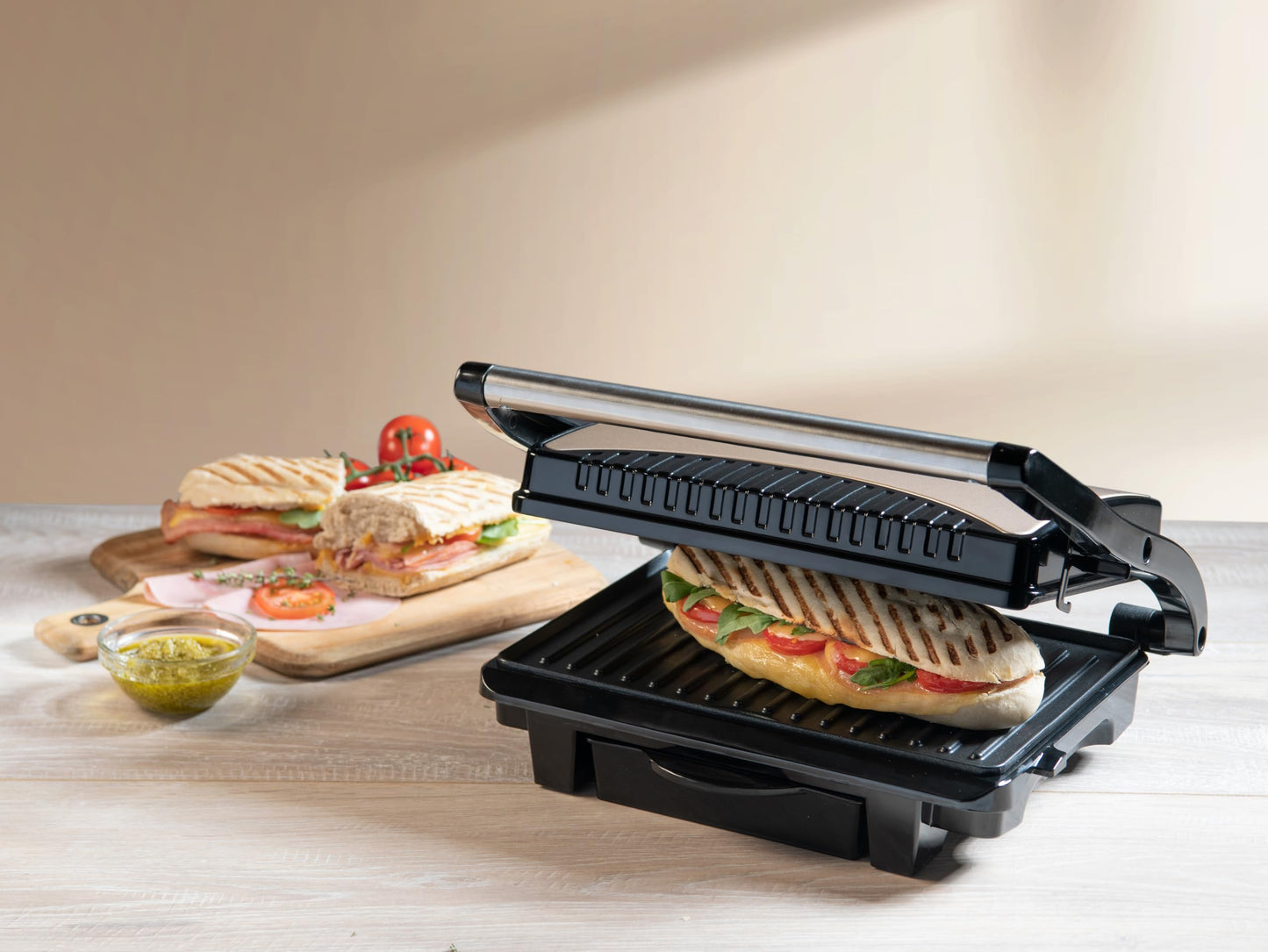 Bestron elektrischer Kontaktgrill mit Auffangschale, Sandwichmaker mit Cool-Touch-Handgriff & Antihaftbeschichtung, Paninimaker mit 1000 Watt, ASW113SAT, Farbe: Hellbeige