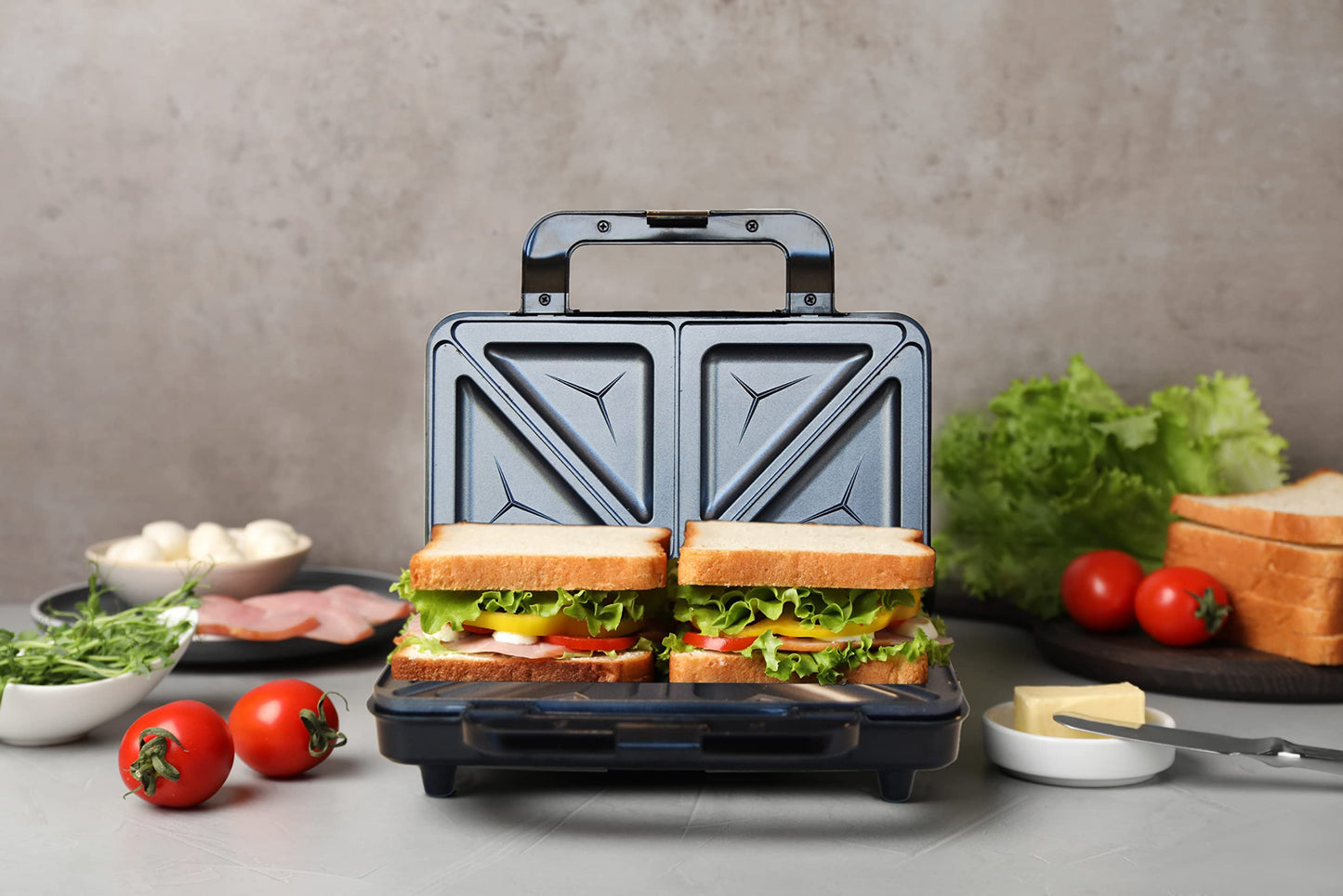 Bestron XL Sandwichmaker, Antihaftbeschichteter Sandwich-Toaster für 2 Sandwiches, inkl. automatischer Temperaturregelung & Bereitschaftsanzeige, 900 Watt, Farbe: Titangrau