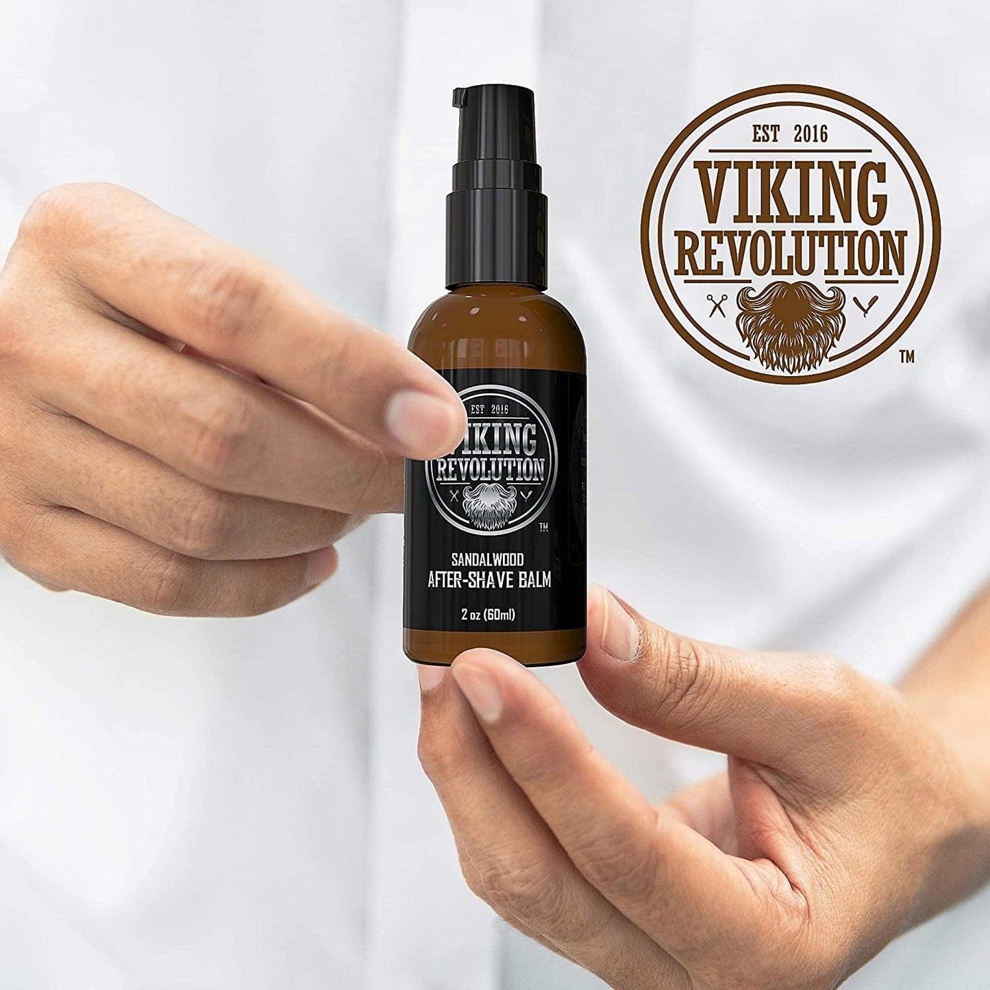 Viking Revolution Luxuriöser Premium After Shave Balsam für Männer - Beruhigt & Spendet dem Gesicht - Kein Rasurbrand für ein Seidenweiches Ergebnis - Sandelholz