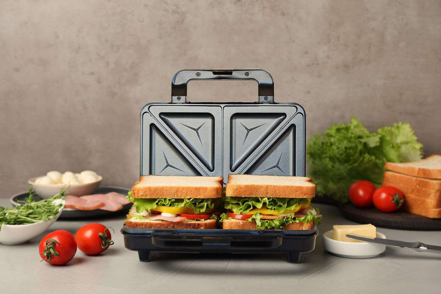 Bestron XL Sandwichmaker, Antihaftbeschichteter Sandwich-Toaster für 2 Sandwiches, inkl. automatischer Temperaturregelung & Bereitschaftsanzeige, 900 Watt, Farbe: Schwarz Mattiert